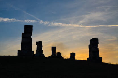 Memorijalni park Garavice Spomenik na brdu tokom zalaska sunca. Memorijalni park Garavice, Bihać, Bosna i Hercegovina. Spomenik žrtvama fašističkog terora.