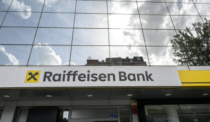 Logo Raiffeisen banke na banci. Raffeifen bank.
