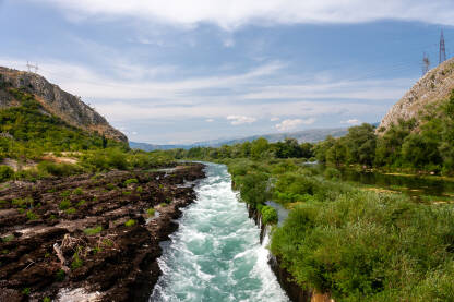Bunski kanali, Mostar Bunski kanali su prirodni fenomen na rijeci Neretvi. To je uski kanal kojim protječe Neretva, a preko sedrene barijere se u nju, na tom mjestu, ulijeva njena lijeva pritoka Buna.