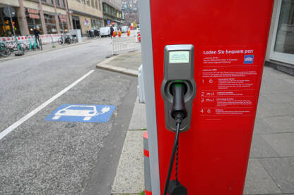 AK1_3908-2 Stanica za punjenje električnih vozila na ulici u gradu.