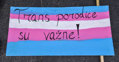 Trans porodice Natpis na Povorci ponosa 2022, "Trans porodice su važne!".