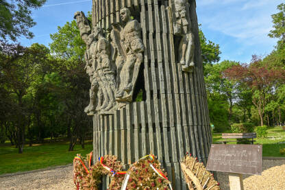 U parku Kiseleff u Bukureštu smješten je spomenik posvećen rumunskoj pješadiji, sa natpisom "Slava infanteriei", tj "Slava pješadiji". Napravljen povodom 170. godišnjice osnivanja rumunske pješadije.