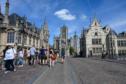Gent, Belgija: Historijske građevine i ljudi u centru grada. Gent, Belgija: Historijske građevine i ljudi u centru grada.