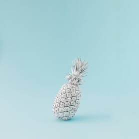 Svježi ananas Svježi ananas obojen u bijelu boju na plavoj pozadini.