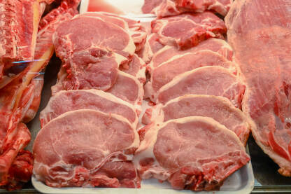 Svježe meso u mesari. Izrezano meso u trgovini.