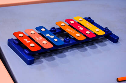 Bojni xilofon je igačka koja će vas odvesti na putovanje kroz svijet boja i muzike.