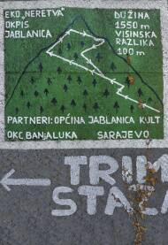 Mapa trim staze, brdo Križ u Jablanici Mapa trim staze na brdu Križ ispisana na betonskoj podlozi. Jablanica