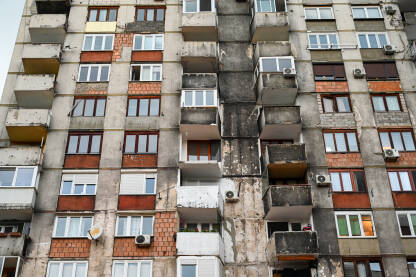 U ratu oštećena i izgorena zgrada u Sarajevu. Posljedice rata u Bosni i Hercegovini.