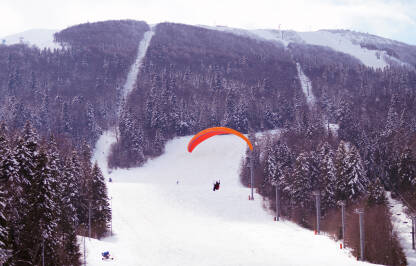 Paraglajding Paraglajder u letu