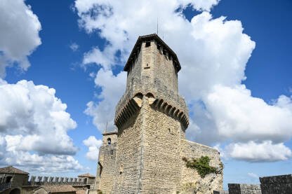 Republika San Marino: Tvrđava Guaita. Republika San Marino: Tvrđava Guaita ili Rocca. Kula i zidine starog dvorca. San Marino je peta najmanja država na svijetu.