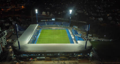 Fudbalski stadion noću, snimak dronom. Fudbalski stadion noću, snimak dronom. Zeleni teren i tribine stadiona. Sportski teren. Stadion FK Željezničar, Grbavica, Sarajevo, BiH.