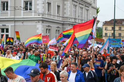 Sarajevo: Povorka ponosa 2024. LGBTIQ zastave i transparenti. Sarajevo: Povorka ponosa 2024. LGBTIQ zastave i transparenti. Ljudi na protestu na ulici.