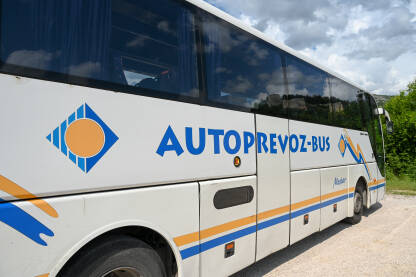 Autoprevoz-bus, Mostar Autoprevoz-bus logotip na autobusu. Autoprevoz, Mostar, Bosna i Hercegovina. Usluga međunarodnog autobusnog prijevoza.