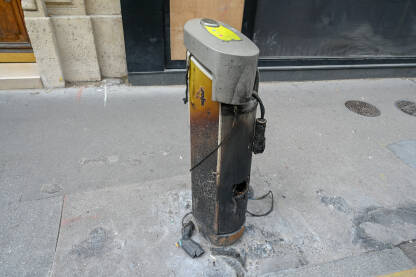 Izgorjela stanica za punjenje električnih automobila. Izgorjela stanica za punjenje električnih automobila. U požaru uništena stanica za punjenje. Parking za električna vozila