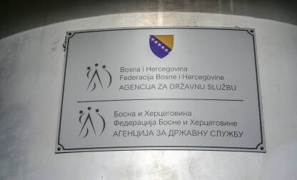 Agencija za državnu službu Bosne i Hercegovine. Agencija za državnu službu Bosne i Hercegovine. ADS BiH. Tabla sa natpisom.
