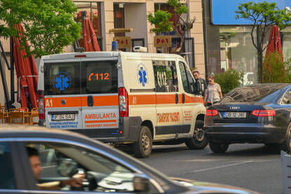 Vozilo hitne pomoći na ulici. Medicinski radnici pomažu pacijentu. Hitna pomoć u Bukureštu.