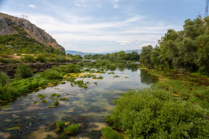 Bunski kanali, Mostar Bunski kanali su prirodni fenomen na rijeci Neretvi. To je uski kanal kojim protječe Neretva, a preko sedrene barijere se u nju, na tom mjestu, ulijeva njena lijeva pritoka Buna.