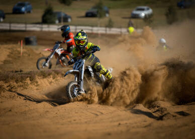 Motocross utrka Vozač cross motora tokom trke. Motocross trka. Takmičenje u vožnji cross motora.