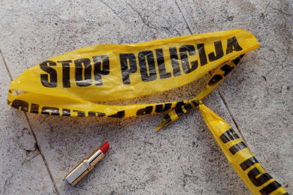 Procesuiranje nasilnika, odgovor institucija na nasilje Traka "stop policija" i crveni karmin na podu. Nasilje nad ženama. Ubistvo žene.
Fotografija besplatna za medijsku upotrebu, komercijalno korištenje zabranjeno.
Autorka: Alma Hasanović