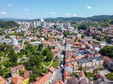Panorama grada Tuzla Tuzla, BiH, snimak dronom. Zgrade, ulice i kuće u Tuzli, gradu na sjeveru Bosne i Hercegovine.