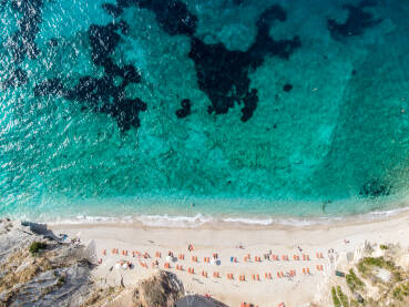 More i valovi More i valovi, snimci dronom. Prekrasna pješčana tropska plaža. Egzotična i prirodna plaža na jugu Albanije.