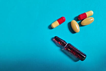 Tablete, lijekovi, medikamenti, na plavoj podlozi