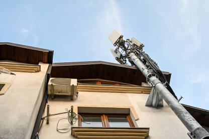 GSM antena na krovu kuće. Telekomunikacione antene na zgradi. GSM antena na krovu kuće. Telekomunikacione antene na zgradi. GSM antene mogu uzrokovati probleme sa zdravljem.