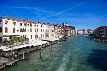 Venecija, Italija. Popularna turistička destinacija. Venecija, Italija: Historijske građevine duž riječnog kanala. Popularna turistička destinacija.
