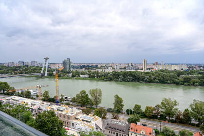 Bratislava, Slovačka: panorama. Rijeka Dunav. Bratislava, Slovačka: panoramski pogled na grad. Rijeka Dunav.