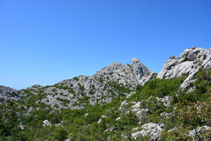 AK1_0795 Planinski pejzaž ljeti. Kamen i stene. Nacionalni park Paklenica, Velebit, Hrvatska.