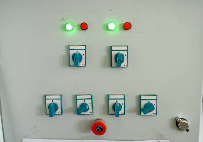 Mnogo prekidača na električnoj kontrolnoj tabli. Krupni plan prekidača za rad i svjetala. Industrijska električna kontrolna ploča u fabrici.