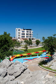 U Gradu Sunca nalazi se najveći aqua park na Balkanu, luksuzni hotel, sportsko-rekreativni objekat,  wellness i spa centar, etno selo, igraonica, apartmansko naselje, auto-kamp...
