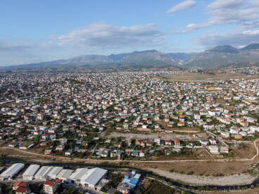 Tirana, Albanija, panorama gradan, snimak dronom. Zgrade, ulice i stambene kuće.