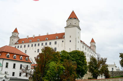 Bratislava, Slovačka. Dvorac na brdu. Bratislava, Slovačka. Dvorac na brdu iznad starog grada. Popularna turistička destinacija. Spomenik.