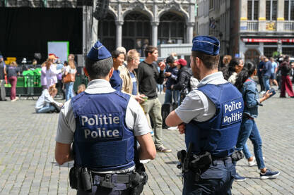 Policija u Briselu Brisel, Belgija: Policija patrolira na glavnom trgu u Briselu. Belgijski policajci na ulici.