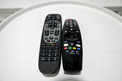 Daljinski upravljač za TV. Daljinski upravljač za TV na stolu u dnevnoj sobi. Mnogo gumba na daljinskom upravljaču televizora.