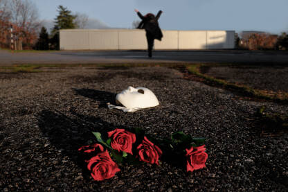 Podrška ženama koje proživljavaju rodno zasnovano nasilje. 

Fotografija besplatna za ilustrovanje medijskih sadržaja o nasilju, svako drugo korištenje je zabranjeno.

Autorka: Svjetlana Panić