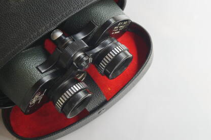 Durbin, dvogled na bijeloj podlozi