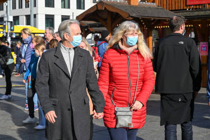 Ljudi sa maskama na licu Stariji ljudi s maskom za lice hodaju ulicom. Covid-19 zaštita. Starije osobe s medicinskom maskom šetaju gradom. Zaštita od korona virusa.