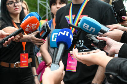 Mediji / novinari u BIH. Mnogo mikrofona. Mediji u BIH. Mnogo mikrofona na konferenciji za štampu. Snimanje zvuka. Novinarstvo. Ruke novinarki i novinara drže profesionalne mikrofone.