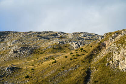 Planina Visočica Planine Bosne i Hercegovine. Planina Visočica u jesen. Snimci dronom na planinu. Stijene i litice u prirodi, ptičija perspektiva. Krajolik u kršu u jesen.