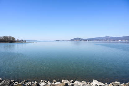 Jezero zimi.  Zemplínska šírava, umjetno jezero u istočnoj Slovačkoj.