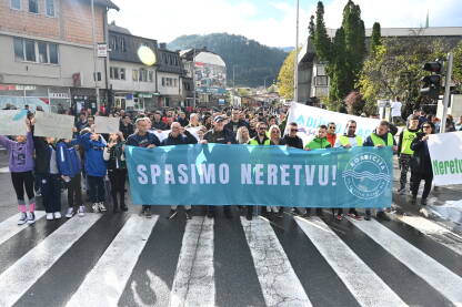 Konjic, BiH: Protest za spas rijeke Neretve Konjic, BiH: Ljudi protestvuju na ulici. Protest za spas rijeke Neretve. Protest protiv brana na rijeci. Demonstranti se bore za prirodu.