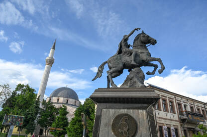 Bitola, Sjeverna Makedonija, Filip II Makedonski Bitola, Sjeverna Makedonija, trg u centru grada. Statua Filipa II Makedonsko i džamija s minaretom u centru grada.