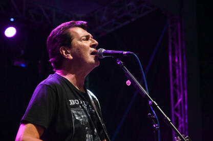 Momčilo Bajagić Bajaga Momčilo Bajagić Bajaga rock pjevač, muzičar i osnivač benda Bajaga i instruktori. Momčilo Bajagić Bajaga svira i pjeva na koncertu. Mostar summer fest
