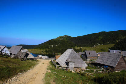Pogled na kuću i selo Pogled na kuću i selo na planini Vranici
