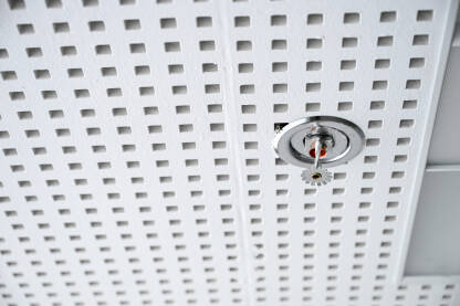 Glava protivpožarne prskalice montirana na plafonsku ploču. Protivpožarna prskalica montirana na plafon u modernoj zgradi. Automatska protivpožarna prskalica. Zaštita od požara.