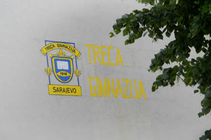 Treća gimnazija Sarajevo Grb škole na fasadi treće gimnazije u Sarajevu.