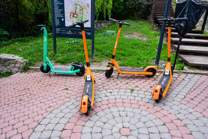 Električni romobil na ulici. Električni romobil na ulici. Električni skuter za iznajmljivanje na ulici. e-skuter.