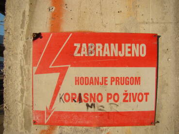 Zabranjeno hodanje prugom Znak na zidu zabranjeno hodanje prugom opasno po zivot.